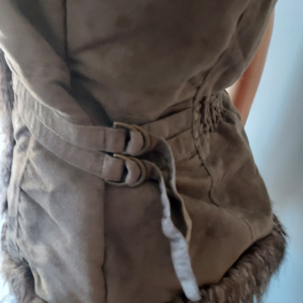 Vest - Picture 3 of 4